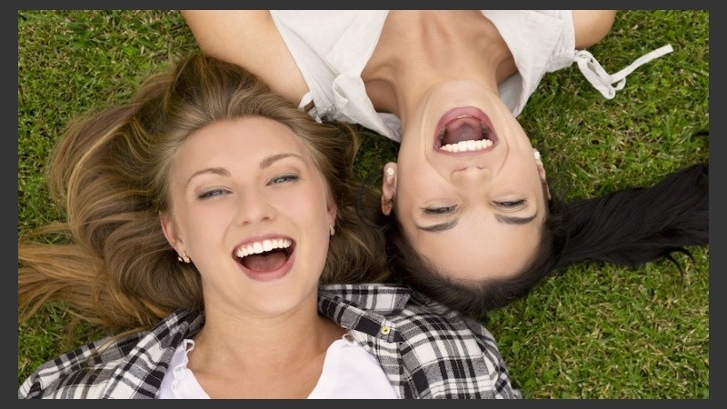 La felicidad de una persona depende no sólo de sus acciones, sino que también está relacionada con la alegría de sus allegados.