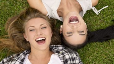 La felicidad de una persona depende no sólo de sus acciones, sino que también está relacionada con la alegría de sus allegados.