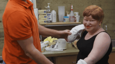 La mujer  logró sobreponerse y trabaja en un taller.