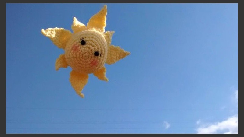 A tejer un cielo azul con sol, el de los más lindos. 
