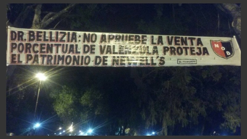 Uno de los pasacalles colgados frente a Tribunales.