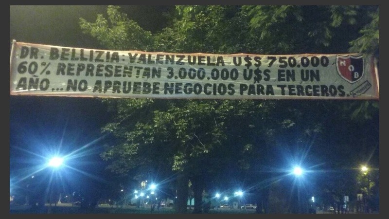 Otro de los pasacalles colgados frente a Tribunales.