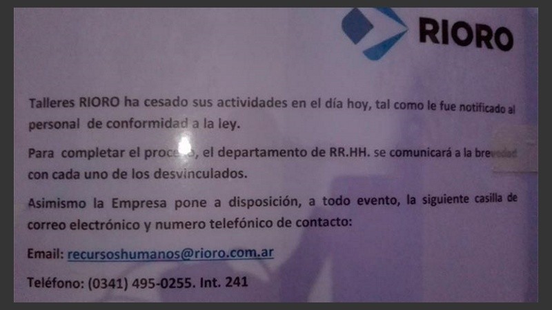 El cartel con el que los trabajadores se encontraron esta mañana al ir al taller.
