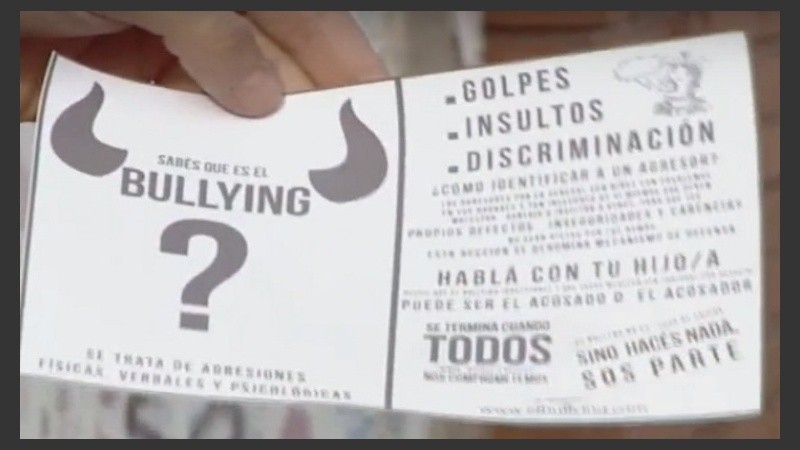 El volante que repartieron contiene información sobre el bullying y pide tratar el tema.