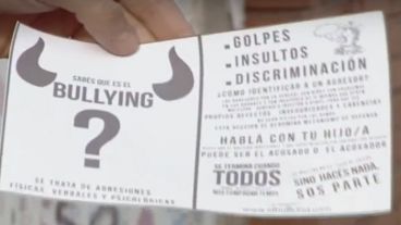 El volante que repartieron contiene información sobre el bullying y pide tratar el tema.