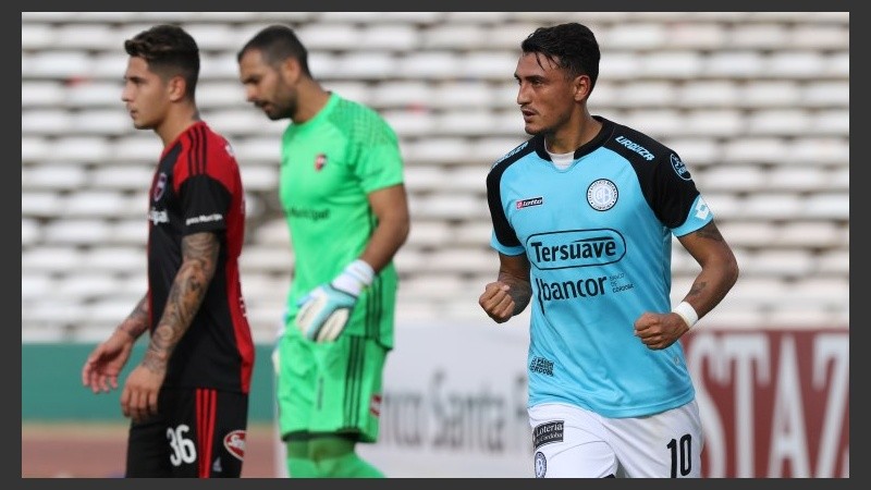Suárez festeja el primer gol de Belgrano y todo Newell's lo sufre. 