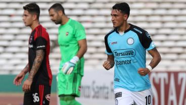 Suárez festeja el primer gol de Belgrano y todo Newell's lo sufre.
