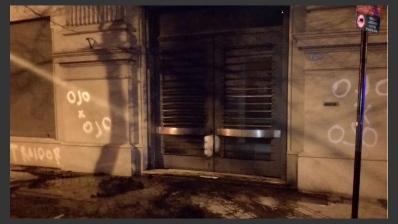 La puerta del colegio, ennegrecida por las cubiertas quemadas. 