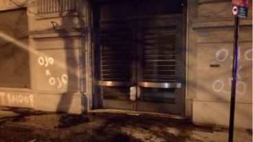 La puerta del colegio, ennegrecida por las cubiertas quemadas.