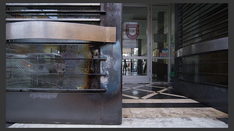 La puerta del colegio tras la quema de cubiertas por la madrugada.