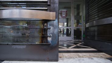 La puerta del colegio tras la quema de cubiertas por la madrugada.