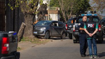 El Volkswagen Up gris impactó contra un árbol y cesó su fuga.