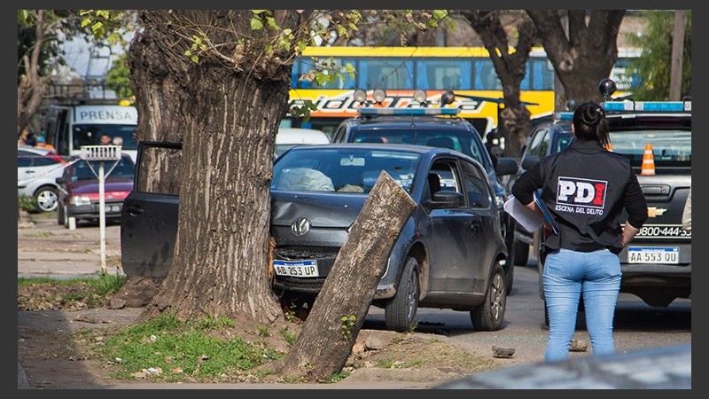 La PDI en el lugar del hecho. La persecución terminó con dos muertos.