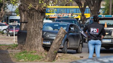 La PDI en el lugar del hecho. La persecución terminó con dos muertos.