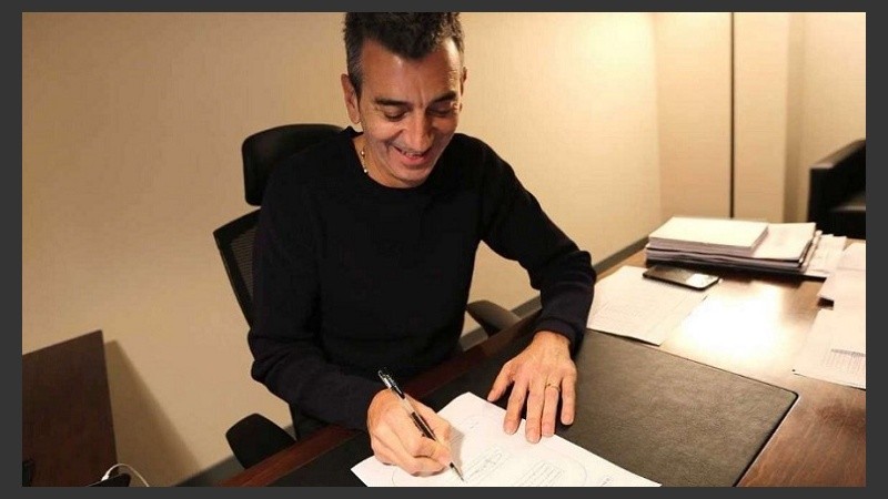 Randazzo difundió la foto de la firma y puso punto final a las negociaciones.