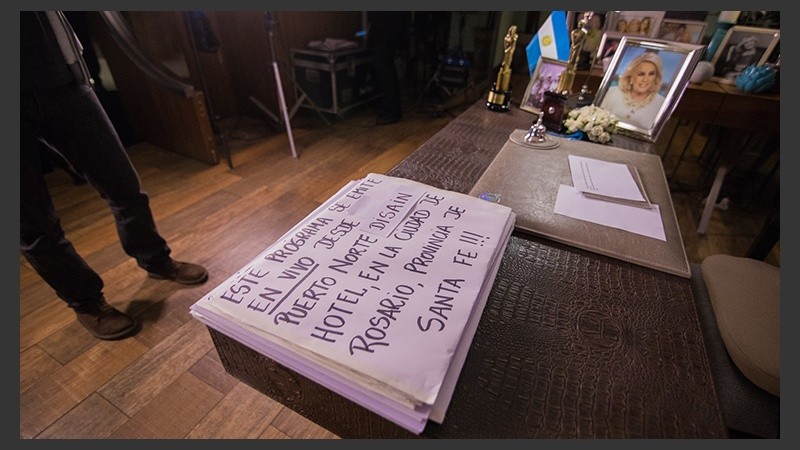 Detalle del escritorio de Mirtha en el estudio montado en Rosario.