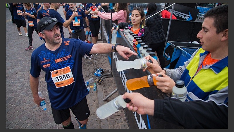 Tras la carrera, había puestos de hidratación. El buen clima acompañó toda la jornada. (Alan Monzón/Rosario3.com)