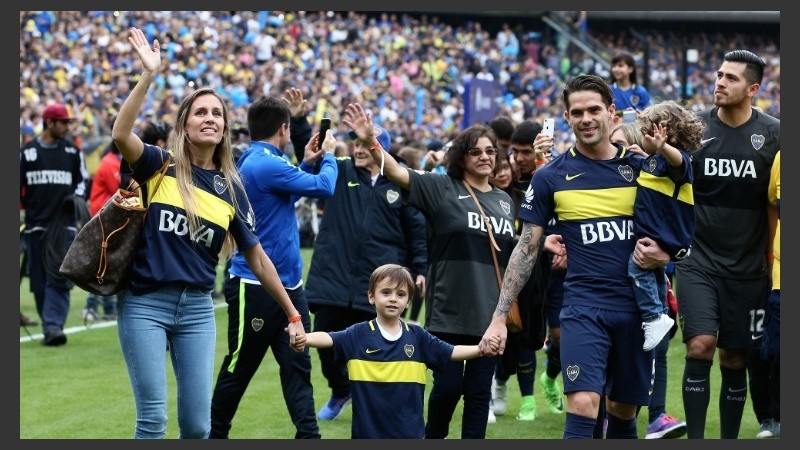 El capitán Gago, su mujer Gisela Dulko y sus hijos en una vuelta olímpica familiar.