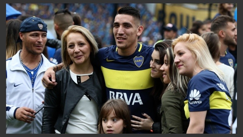 Centurión y familia felices en Boca. Otros tiempos.