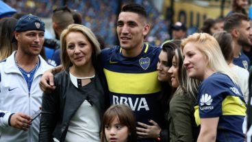 Centurión y familia felices en Boca. Otros tiempos.
