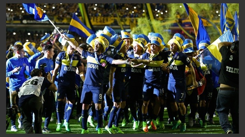 Fiesta azul y oro hasta la noche.