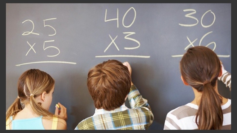 Tener un pizarrón en casa puede ser un excelente recurso para trabajar las tablas de multiplicar junto a tu hijo.