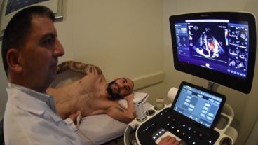 Pinola, en plena revisión médica.