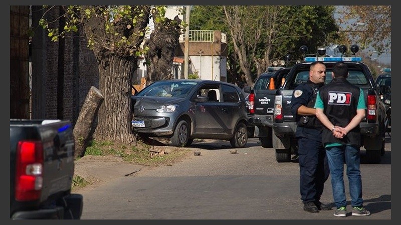 La persecución terminó cuando el Volkwagen chocó contra un árbol. 