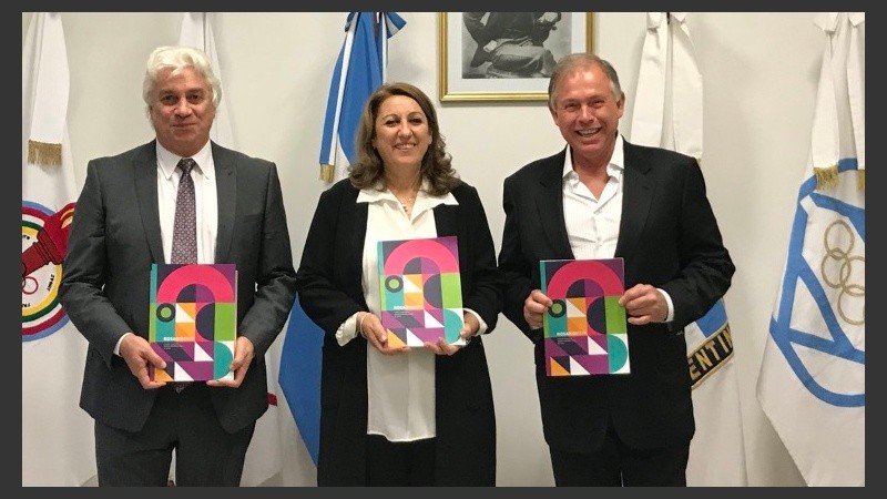 Fein entregó el dossier de la candidatura de Rosario a las autoridades del COI.