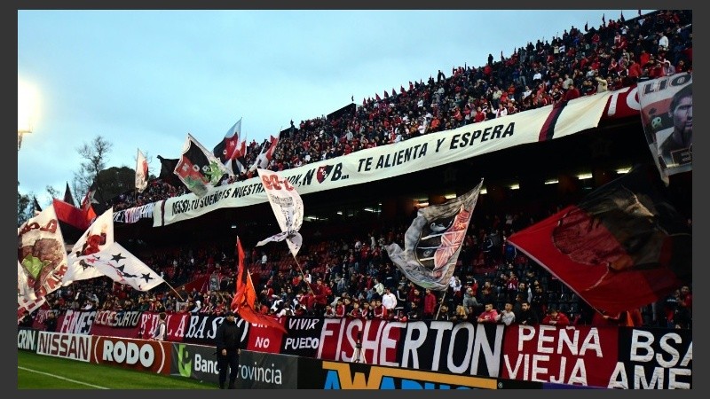 La hinchada leprosa se reencontró con su equipo luego de la sanción.