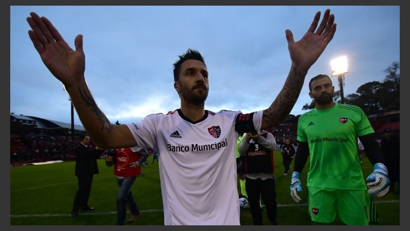 Nacho saluda. Reconoció que se le hizo difícil concentrarse en el partido.