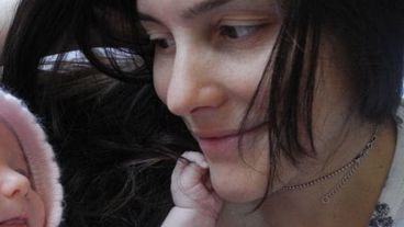 Agustina junto a su hijita.