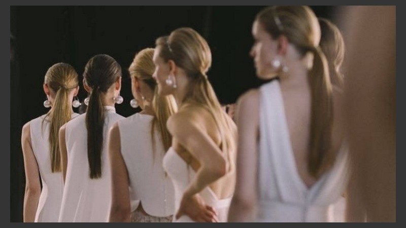 La colección que presentó Clará en la Barcelona Bridal Fashion Week se caracteriza por tejidos vaporosos, escotes pronunciados y encajes. 