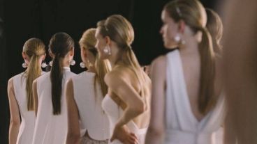 La colección que presentó Clará en la Barcelona Bridal Fashion Week se caracteriza por tejidos vaporosos, escotes pronunciados y encajes.