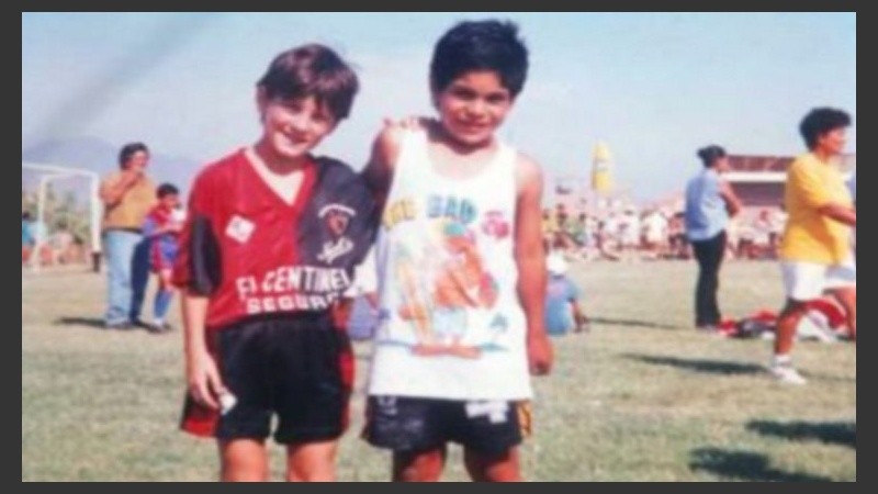 Messi cuando era niño junto a un compañero.