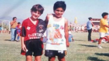 Messi cuando era niño junto a un compañero.