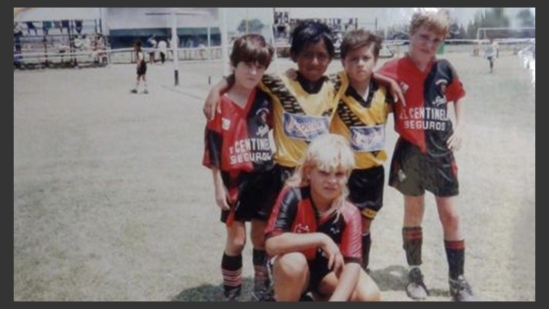 Messi en una canchita de niño, junto a compañeros y rivales.