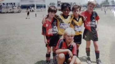 Messi en una canchita de niño, junto a compañeros y rivales.