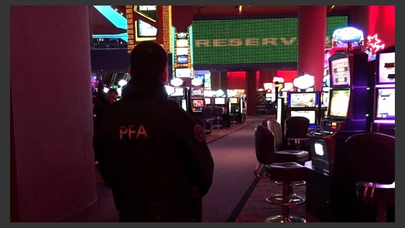 Inspectores entre los tragamonedas del City Center.