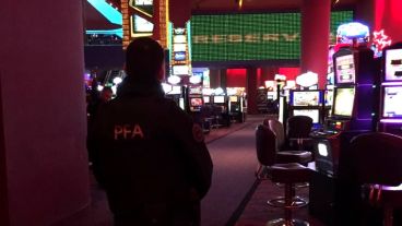 Inspectores entre los tragamonedas del City Center.