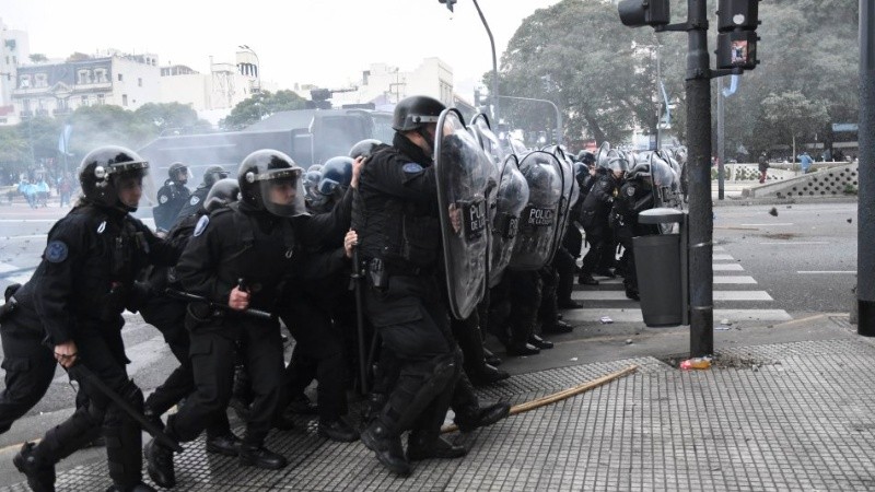 Policías avanzan contra manifestantes de distintas organizaciones.