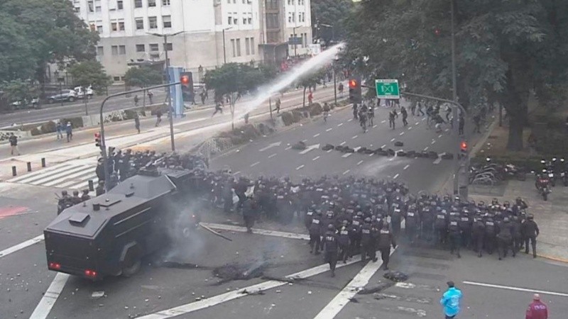 El momento de la represión en la ciudad de Buenos Aires.