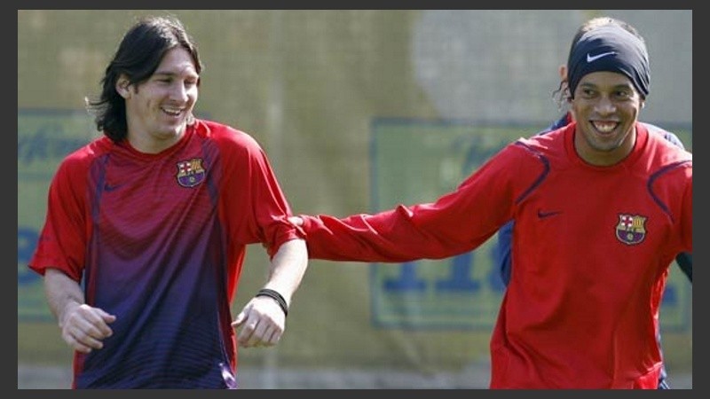 Ronaldinho le dio el primer pase de gol al argentino en el Barca. 