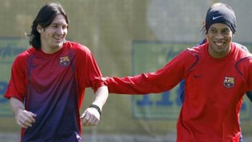 Ronaldinho le dio el primer pase de gol al argentino en el Barca.