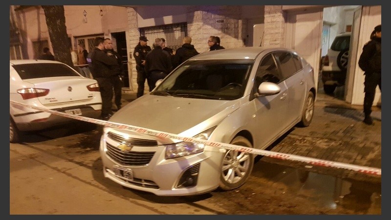 La Policía secuestró dos armas de fuego y un Chevrolet Cruze.