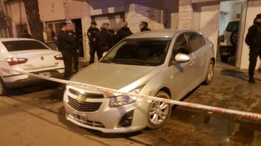 La Policía secuestró dos armas de fuego y un Chevrolet Cruze.
