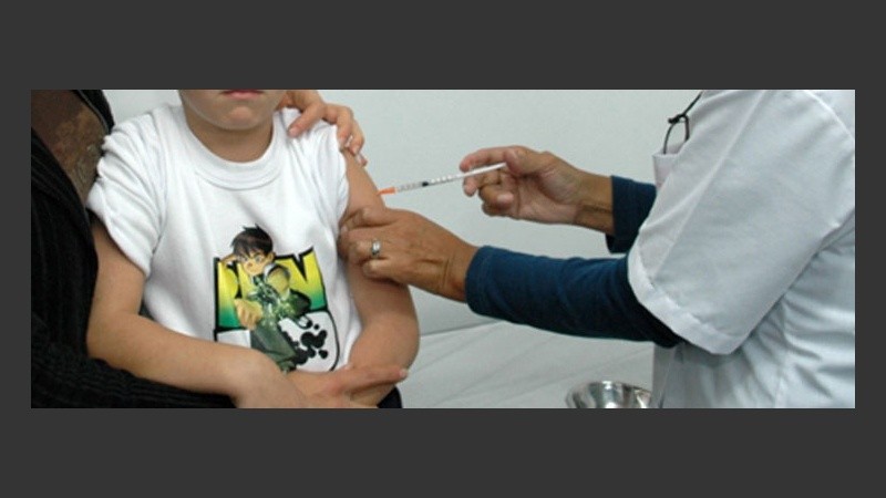 El proyecto vuelve voluntaria la vacunación de niños y niñas. 