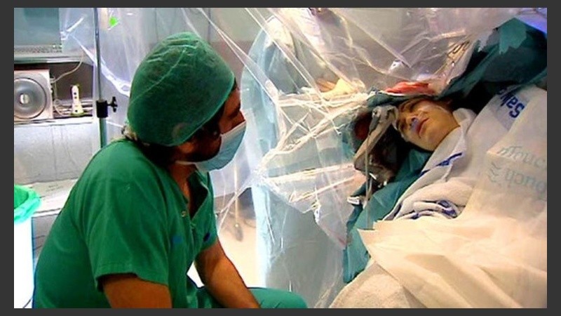 La mujer habla con un periodista durante la intervención. 