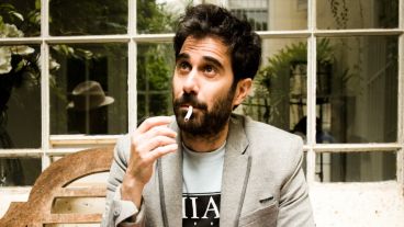 Para Esteban Menis, la regla de la comedia es "primero me destruyo a mí mismo y recién ahí voy por el resto".