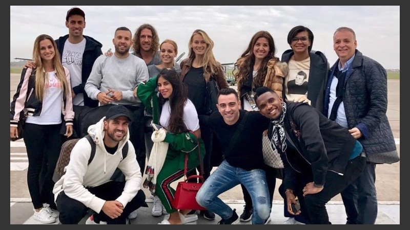 El Barsa en Rosario: Xavi, Puyol, Busquets, Fábregas, Jordi, Eto'o y sus esposas.  